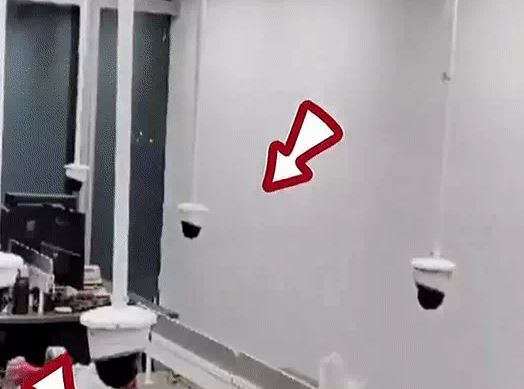 Công ty nhận "gạch đá" vì làm điều này trong nhà vệ sinh để giám sát nhân viên - 2