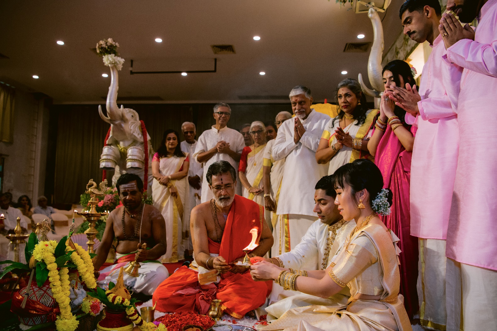 Cô dâu chú rể thực hiện nghi lễ tại đền Sri Balathandayuthapani