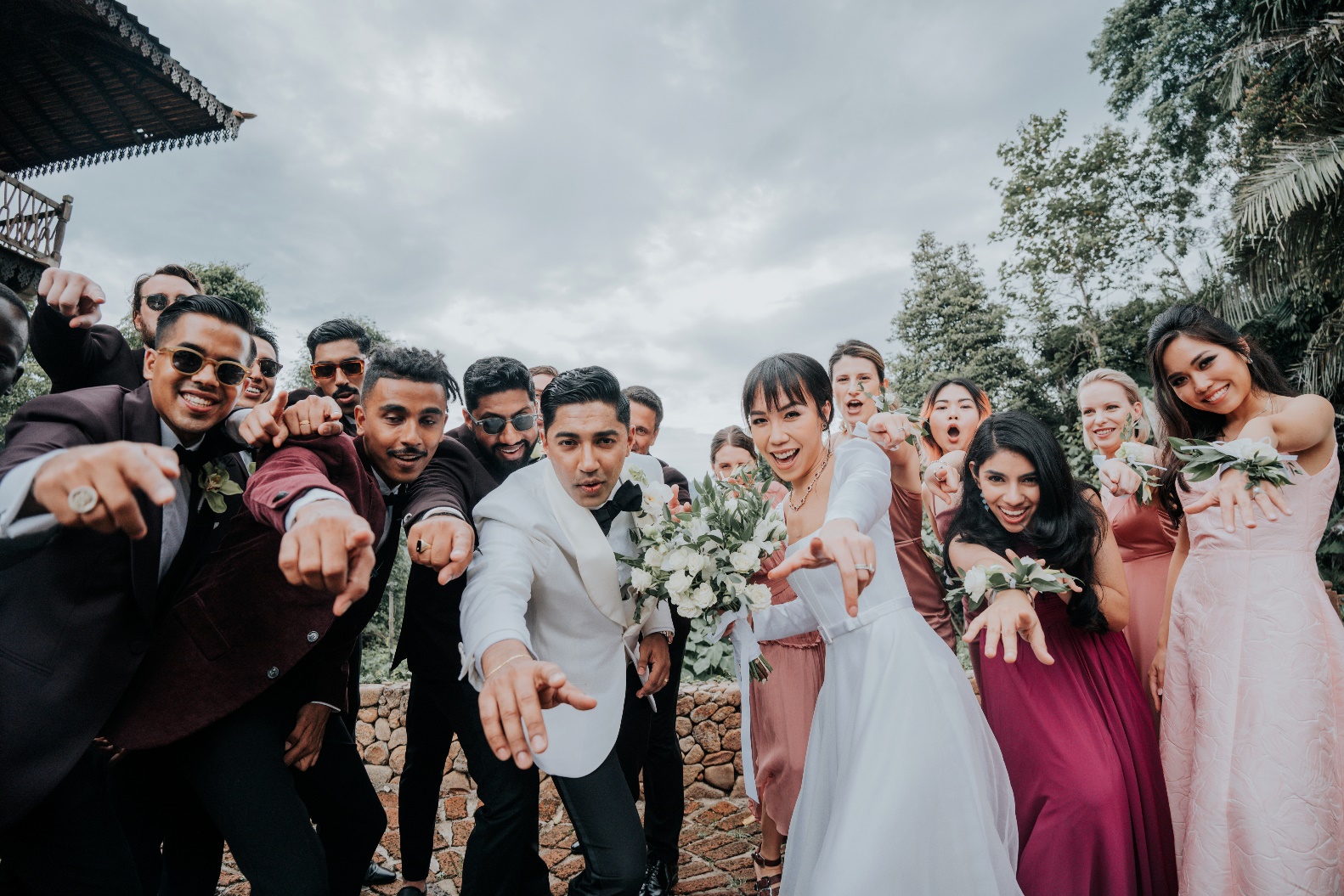 Dàn phù dâu, phù rể náo nhiệt, sôi động tại tiệc cưới