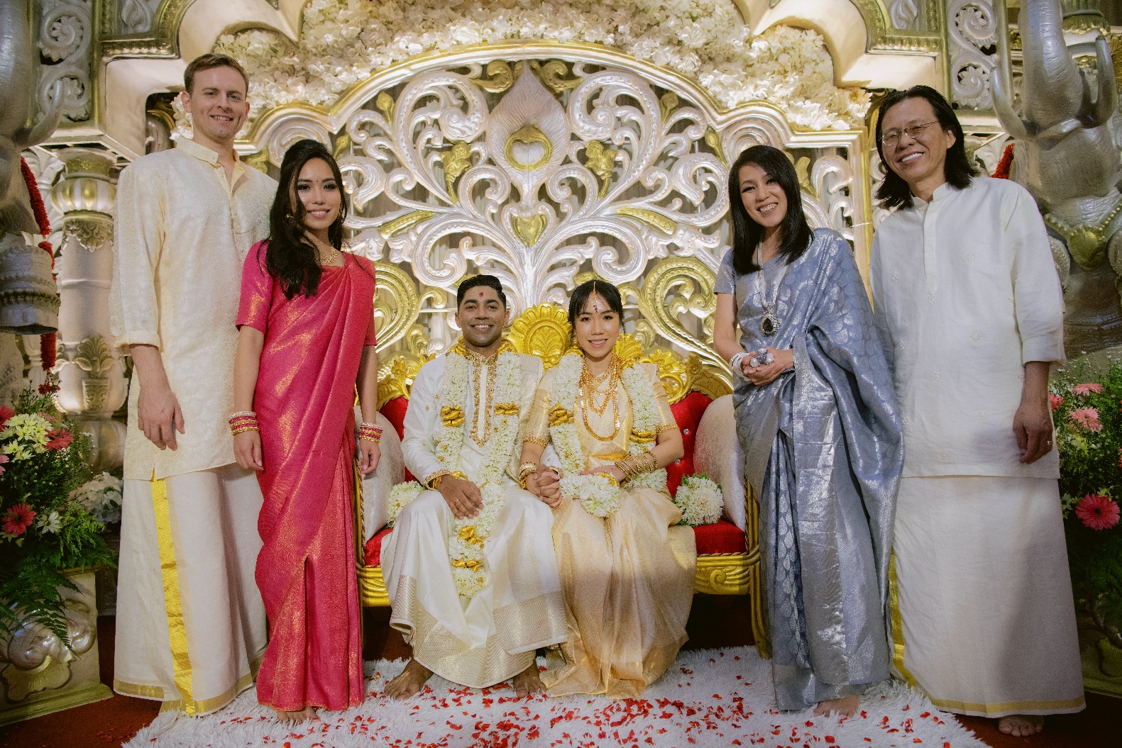 Gia đình doanh nhân Chu Thị Hồng Anh bên hai cô con gái và hai con rể