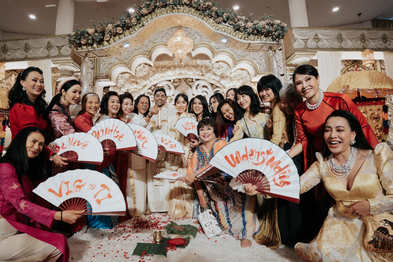 Gia đình doanh nhân Chu Thị Hồng Anh cùng dàn khách mời nổi tiếng chụp ảnh kỷ niệm: MC Nguyễn Cao Kỳ Duyên, Hoa hậu Giáng My, chị Trần Nguyễn Thiên Hương (Tổng biên tập Harper's Bazaar Việt Nam), chị Nguyễn Thanh Hương Color (Nhà sáng lập tạp chí Fashionnet), chị Nida Nakpresha (Sếp cũ của doanh nhân Hồng Anh ở tập đoàn JWT), doanh nhân Lan Hạnh (chủ thương hiệu áo tắm Lan Hạnh), chị Nguyễn Thị Thu Thủy (nhà sáng lập trường quốc tế AIS, doanh nhân Đường Thu Hương (Giám đốc đối ngoại của quỹ đầu tư IDG Ventures Việt Nam), doanh nhân Đoàn Ngọc Phụng (Chủ công ty cổ phần ngọc trai Hoàng Gia), kiến trúc sư Naomi Thủy Nguyễn , chị Catherine Guo (chuyên gia về rượu và ẩm thực), doanh nhân Lệ Hằng…