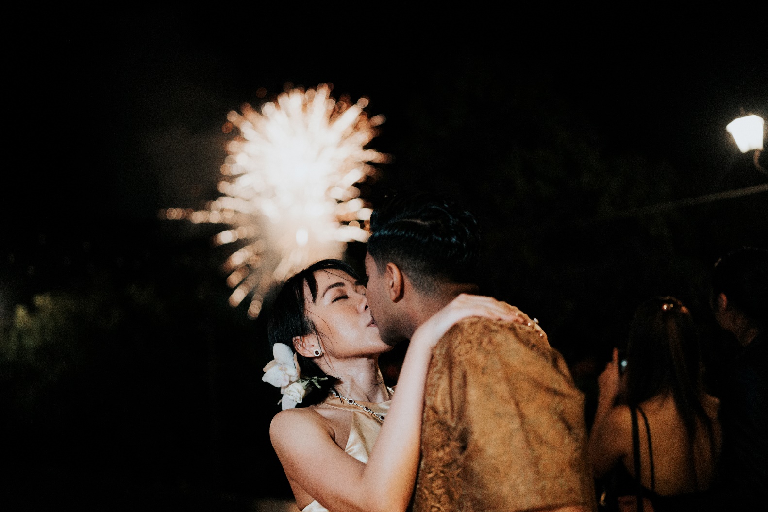 Cặp đôi hạnh phúc bên nhau dưới bầu trời pháo hoa rực rỡ