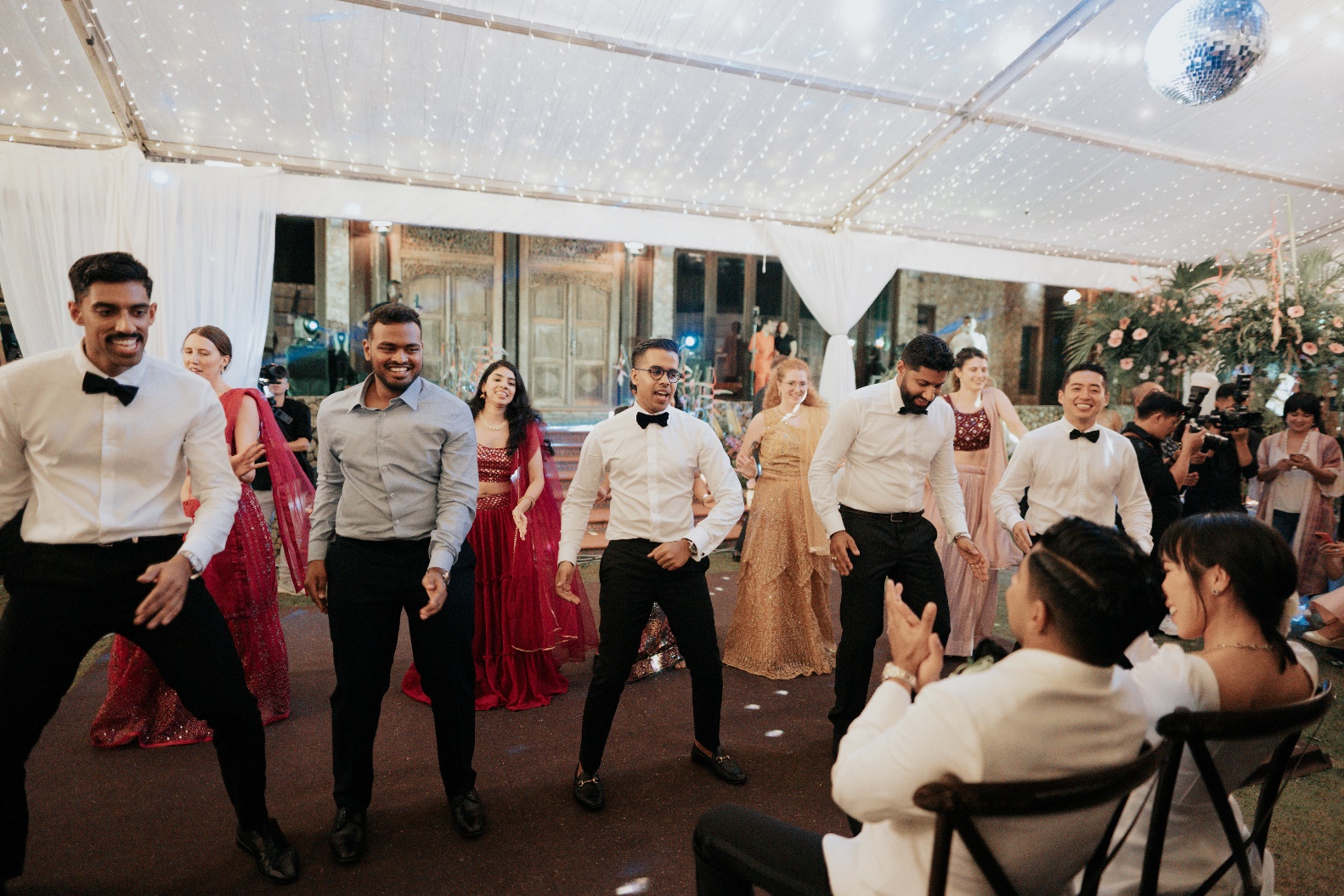 Tiết mục nhảy tập thể đặc sắc đến từ những người bạn thân thiết của cô dâu và chú rể