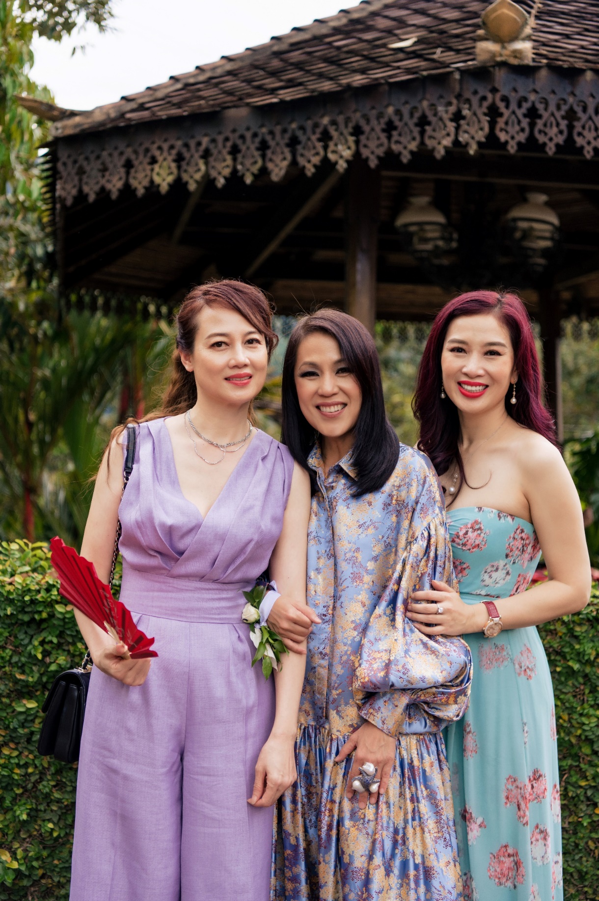 Từ trái qua phải: Doanh nhân Diệu Hương – Tổng giám đốc Dalat Tourist - Doanh nhân Chu Thị Hồng Anh - Hoa hậu Nguyễn Thu Hương