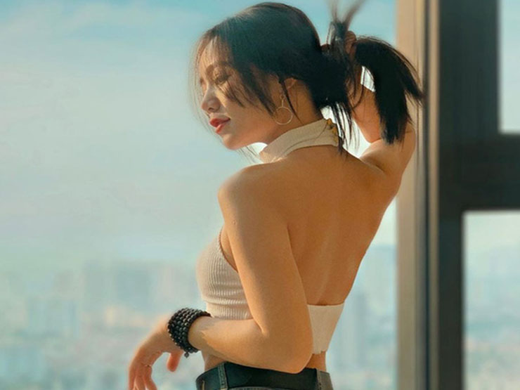 Thời trang - "Nữ tiếp viên quán bia" ngoài đời ăn mặc gợi cảm khác hẳn "kín cổng cao tường" lúc lên phim