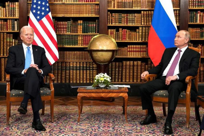 Tổng thống Joe Biden (trái) và Tổng thống Vladimir Putin trong một cuộc gặp trước đây. Ảnh: REUTERS