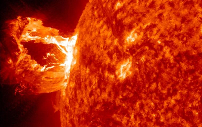 Một vụ bắn pháo sáng vũ trụ từ Mặt Trời - Ảnh: SDO/NASA