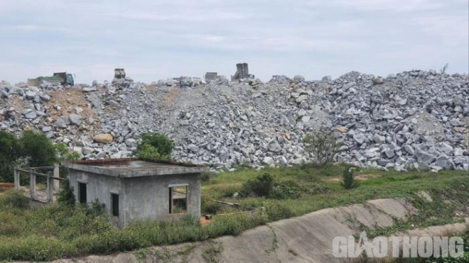 Chủ mỏ đất “giam lỏng” phóng viên: Biến khu du lịch 2.000 tỷ thành bãi thải - 1