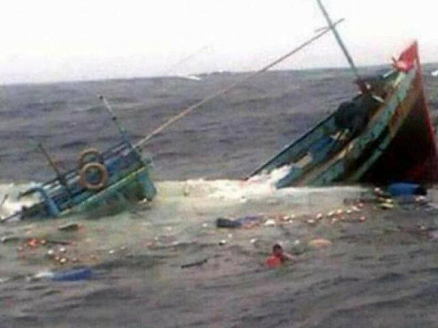 Tin tức trong ngày - Tàu chở 1.000 tấn than gặp nạn, 3 người rơi xuống biển