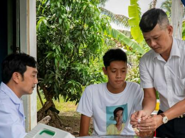 Tin tức trong ngày - Kết quả thăm khám của chàng trai cao hơn 2m ở Cà Mau ra sao?