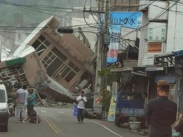 Thế giới - Nhà đổ sập, tàu trật bánh vì động đất ở Đài Loan