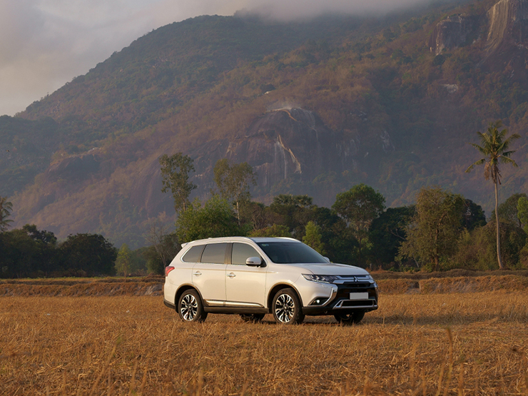Giá xe Mitsubishi Outlander tháng 9/2022, tặng Camera 360 và phiếu nhiên liệu
