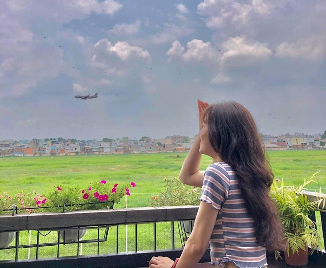 Những năm gần đây, sân thượng các tòa nhà ở gần sân bay Tân Sơn Nhất, TPHCM trở thành địa điểm lý tưởng để mở quán cà phê ngắm máy bay cất và hạ cánh.