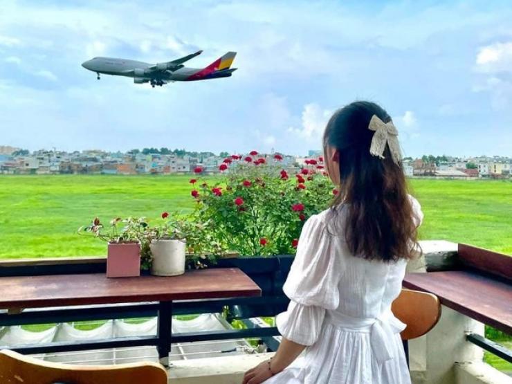 Bạn trẻ - Cuộc sống - Cuối tuần, bạn trẻ TPHCM đi cà phê sân thượng ngắm máy bay