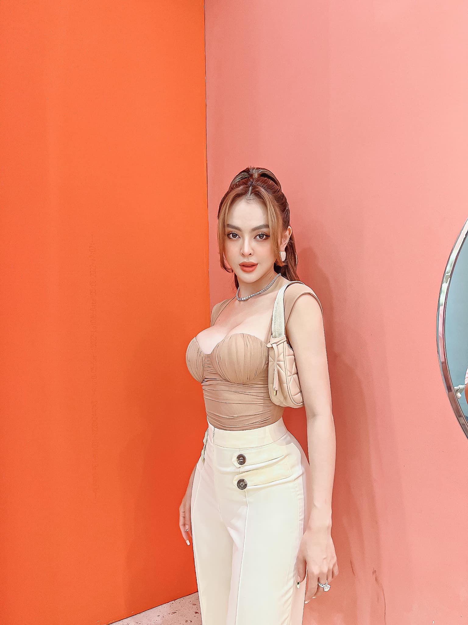 Cô chủ shop sexy nhất Sài thành lộ nhan sắc thật vì lỡ tay tắt filter khi livestream - 10