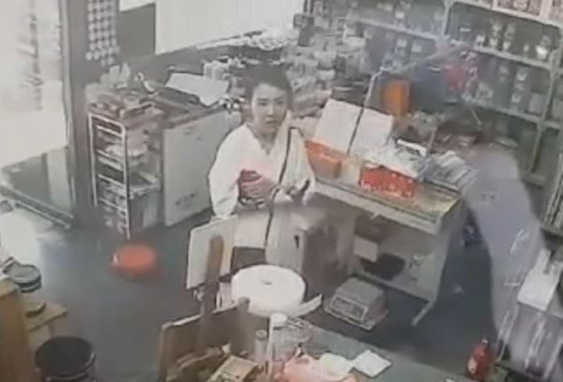 Camera giám sát ghi lại cảnh Koh Yu-jeong đi siêu thị mua đồ được cho là để sử dụng trong quá trình gây án.