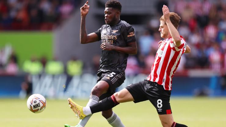 Arsenal (áo đen) chiếm thế chủ động trước Brentford
