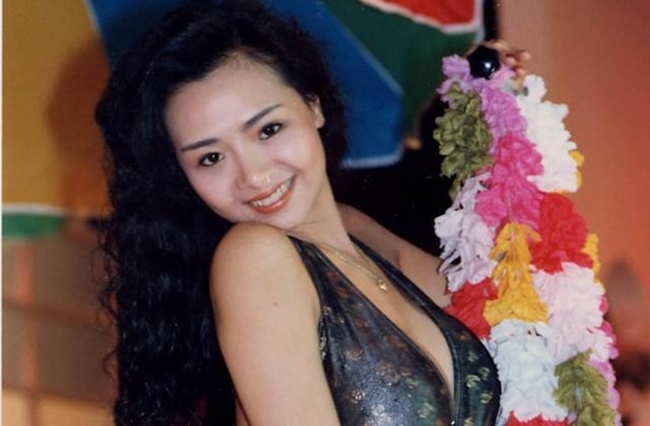 Diệp Tử My sinh năm 1966, là nữ hoàng phim 18+ đình đám thập niên những năm 90 ở Hong Kong. Cô nhanh chóng nổi lên nhờ những thước phim táo bạo, không ngại cởi trên màn ảnh.
