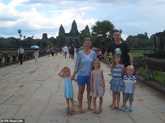 Cặp vợ chồng đi du lịch miễn phí nhiều năm cùng 4 đứa con bằng cách khó tin - 2
