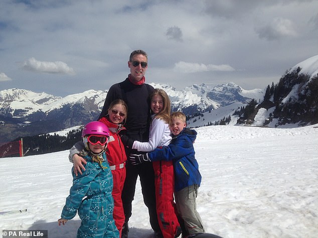 Daniel Prince cùng 4 đứa con của mình tận hưởng dãy Alps ở Pháp vào năm 2018, 4 năm sau khi quyết định một công việc bàn giấy mệt mỏi