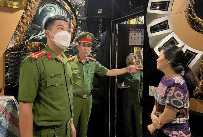 Công an quận Hoàn Kiếm phối hợp với các đơn vị chức năng tiến hành kiểm tra công tác PCCN tại các quán karaoke trên phố Phúc Tân.