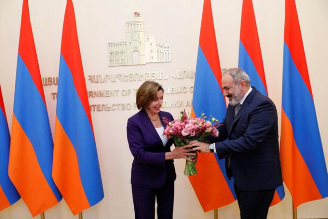 Chủ tịch Hạ viện Mỹ Nanacy Pelosi nhận hoa từ Thủ tướng Armenia Nikol Pashinyan hôm 18-9. Ảnh: Reuters