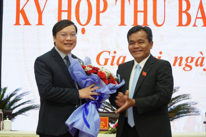 Ông Hồ Văn Niên (trái) tặng hoa chúc mừng ông Trương Hải Long được bầu giữ chức Chủ tịch UBND tỉnh Gia Lai