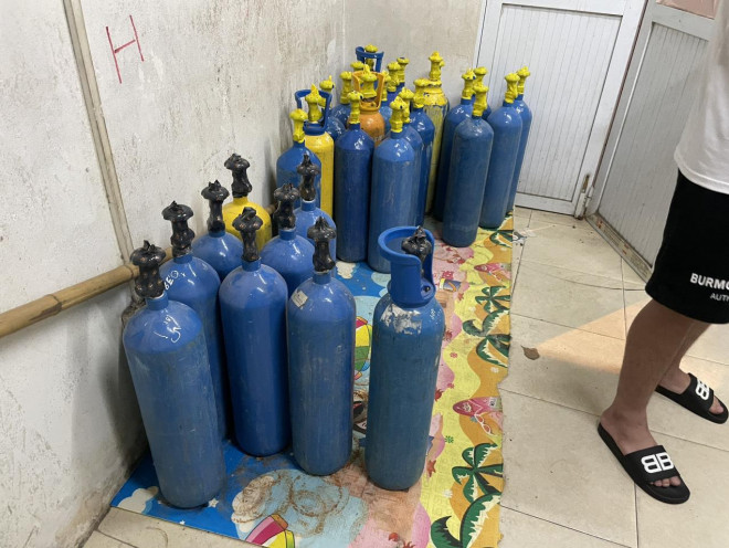 Hơn 30 bình khí cười vừa phát hiện đã bị tạm giữ để xác minh, làm rõ, xử lý theo quy định.