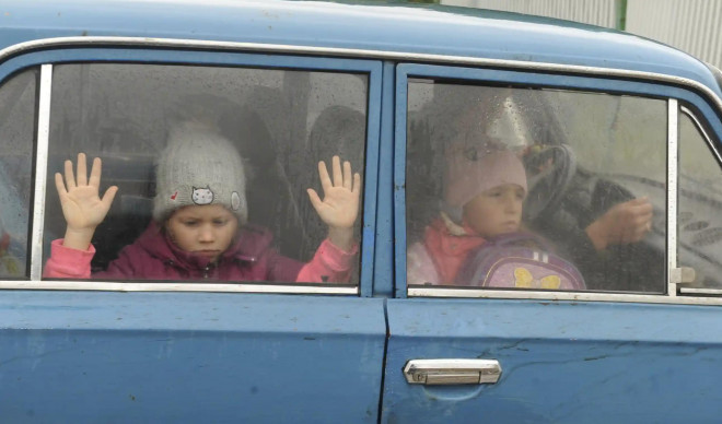 Những trẻ em đi từ Kharkiv (Ukraine) qua biên giới, đến một trại tị nạn tạm thời ở Belgorod (Nga). Ảnh: AP&nbsp;