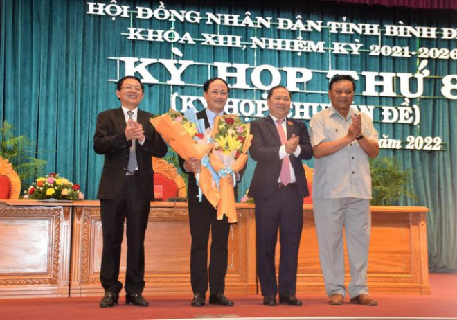 Lãnh đạo Tỉnh ủy, HĐND tỉnh Bình Định tặng hoa chúc mừng ông Phạm Anh Tuấn
