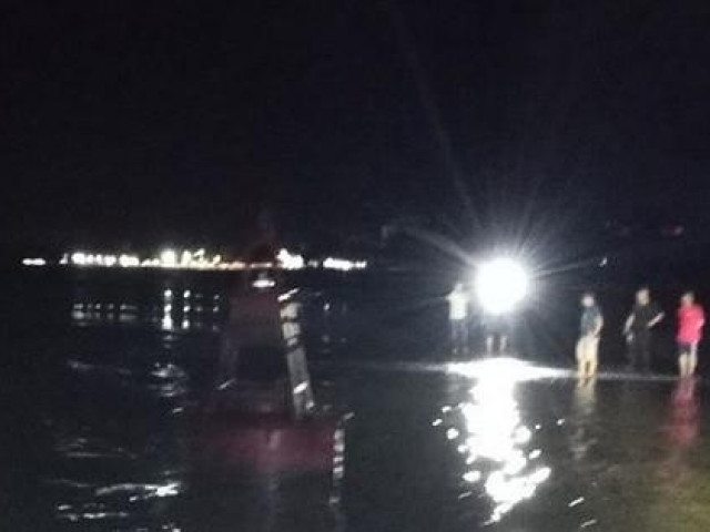 Tin tức trong ngày - Hai học sinh bị sóng biển cuốn mất tích