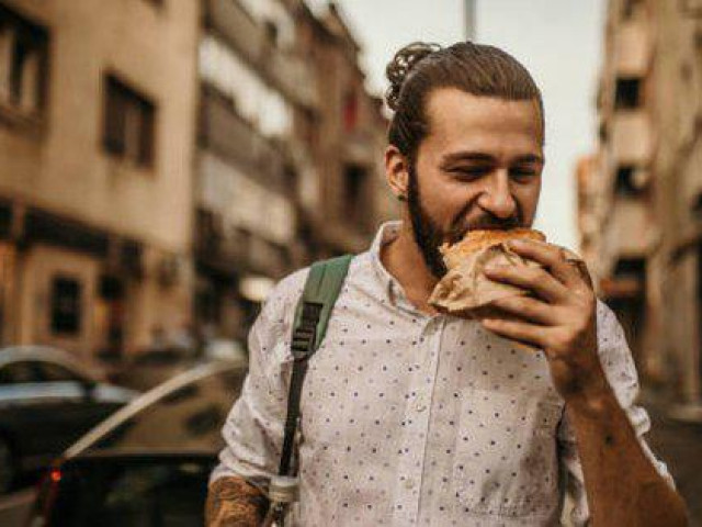 Sức khỏe đời sống - 4 cách ăn quen thuộc này có thể là lý do bạn tăng cân khó hiểu