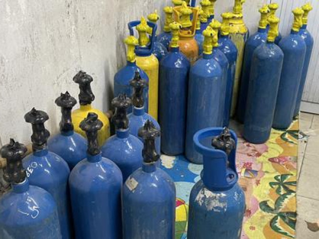 Thị trường - Tiêu dùng - Phát hiện kho chứa hàng chục bình "khí cười" giữa Thủ đô