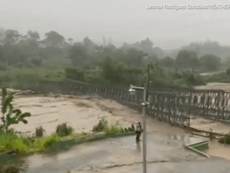 Video: Bão sức gió 160 km/giờ đổ bộ, cuốn trôi cây cầu ở vùng lãnh thổ Mỹ