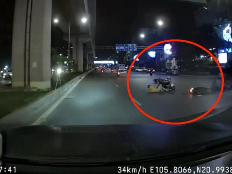 Tin tức trong ngày - Clip: Xe máy phóng như bay tông xe phía trước gây sốc, 3 người gặp nạn