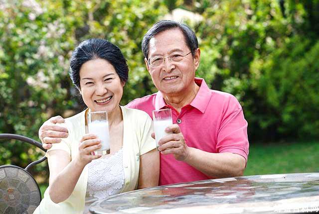 Người lớn tuổi nên bổ sung 2-3 ly sữa mỗi ngày để tăng cường canxi.