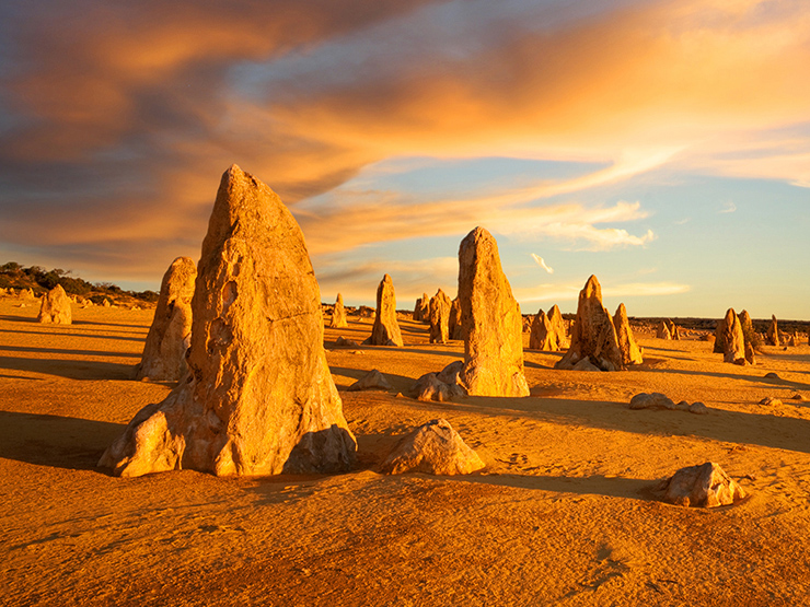 Hàng ngàn cột đá kỳ lạ trong sa mạc, cảnh tượng ngoạn mục hiếm có