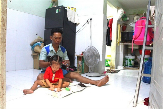 Hết việc làm, anh Nhuyễn chọn phương án ở nhà trông con ảnh: Mạnh Thắng