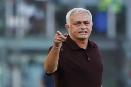 Bóng đá - Mourinho bị thẻ đỏ đòi "tẩn" trọng tài, cay cú xúi học trò ăn vạ kiếm penalty