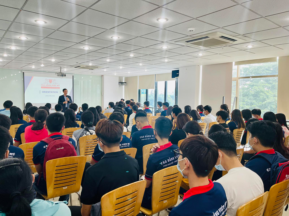 Những buổi định hướng được Cao đẳng Việt Mỹ tổ chức để giúp tân sinh viên nhanh chóng bắt nhịp và làm quen với môi trường mới sau cấp 3