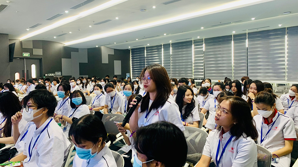 Sinh viên ngành Dược tại Cao đẳng Việt Mỹ luôn tự tin, mạnh dạn trong những chuyến tham quan doanh nghiệp, tạo ấn tượng tốt trong mắt nhà tuyển dụng.