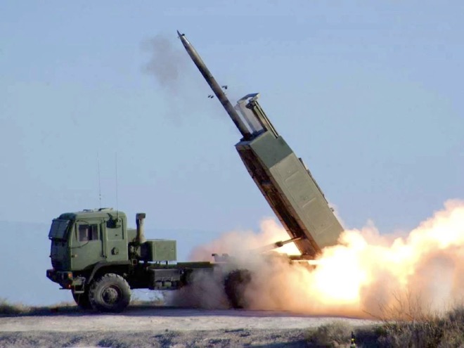Mỗi quả đạn tên lửa HIMARS có tầm bắn khoảng 80km và có giá 60.000 USD.