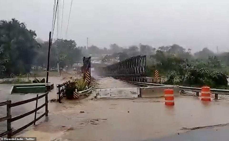 Nước dâng cao trong bão lớn ở Puerto Rico.