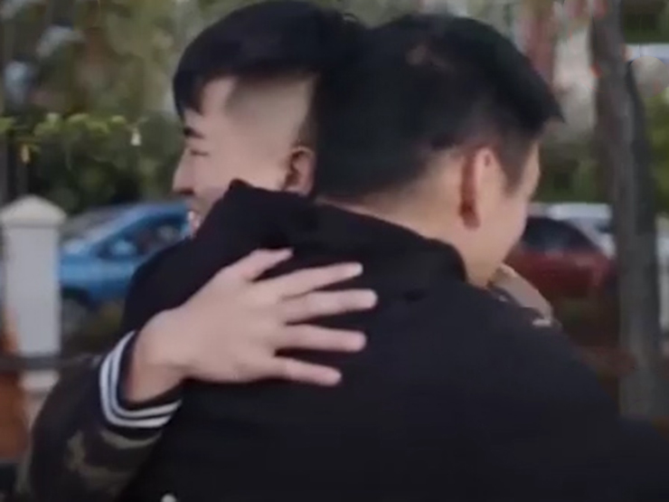 Clip hài hước - Bạn cũ lâu ngày gặp lại không ngờ xảy ra tình huống hết sức oái oăm