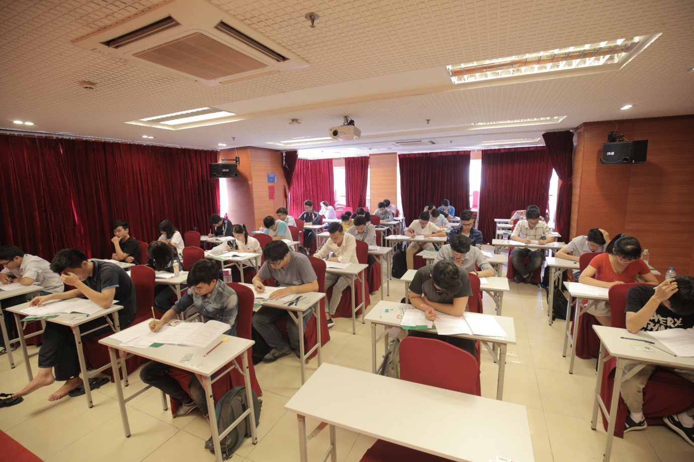 Thí sinh tham dự và làm bài trong kỳ sát hạch