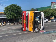 Tin tức trong ngày - Xe buýt lật nghiêng sau va chạm với container, 9 người nhập viện