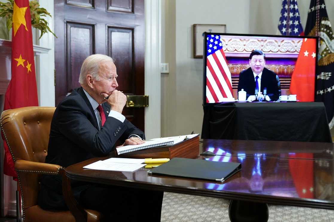 Tổng thống Mỹ Biden trong một cuộc thảo luận trực tuyến với Chủ tịch Trung Quốc Tập Cận Bình (ảnh: Bloomberg)