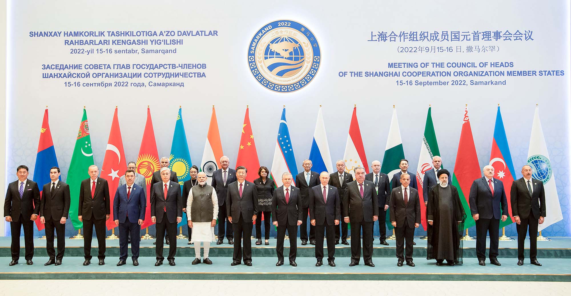 Lãnh đạo các nước thành viên và đối tác của SCO chụp ảnh chung tại Samarkand, Uzbekistan vào tuần trước. Trong ảnh, ông Tập đứng cạnh Thủ tướng Ấn Độ Narendra&nbsp;Modi. Ảnh: Tân Hoa Xã