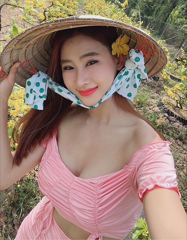 Là một trong những người đẹp gợi cảm nhất nhì showbiz Việt, DJ Oxy về quê lại có phong cách thời trang khác hẳn. Người đẹp miền Tây thích thú với cuộc sống ruộng đồng.
