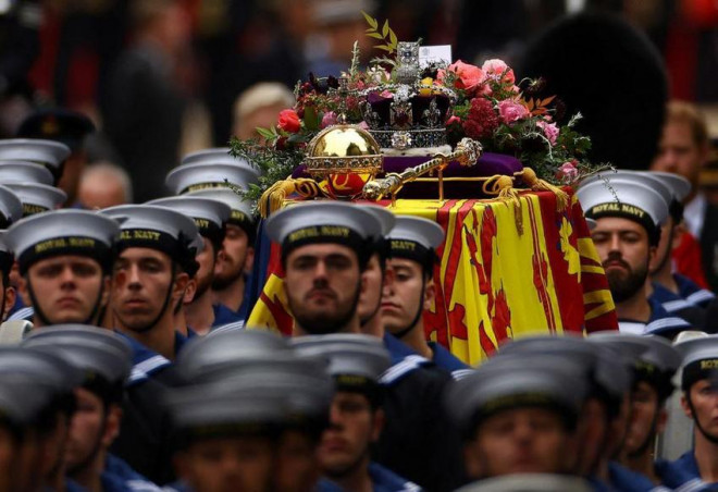 Linh cữu Nữ hoàng bên ngoài Tu viện Westminster. Ảnh: REUTERS